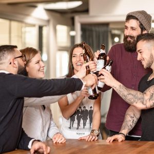 Gemeinsam den Feierabend geniessen bei einem kühlen Bier - Life @ joblocal - Einblick in die joblocal GmbH